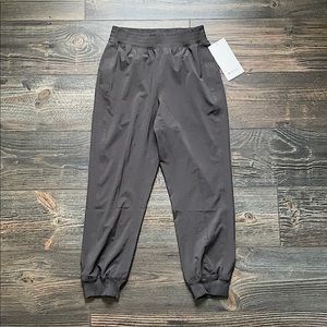 Lululemon Wanderer Cropped Jogger - Size 4
